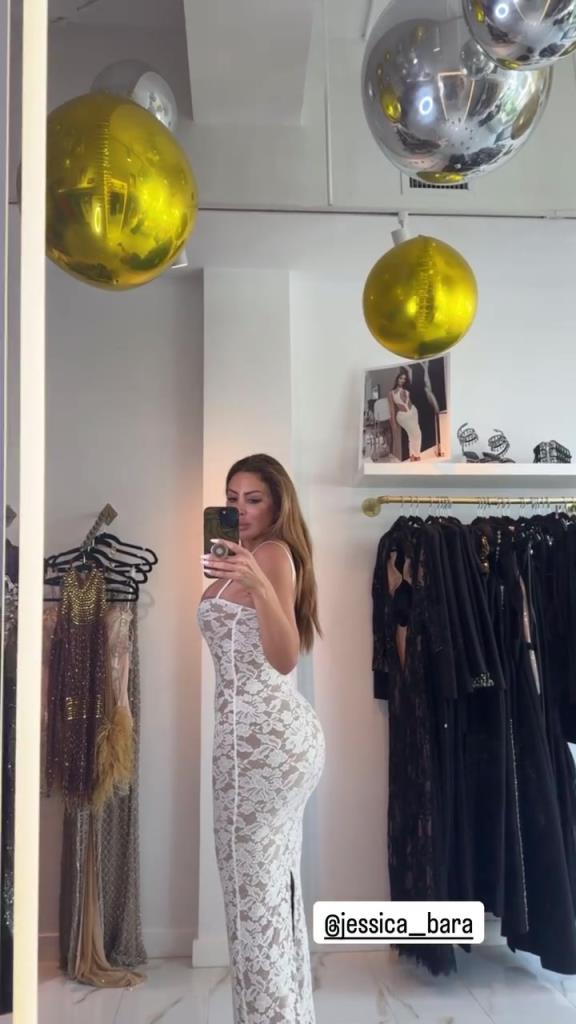 徐娘半老！皮蓬前妻穿吊帶裙自拍，這身材也太炸裂了！