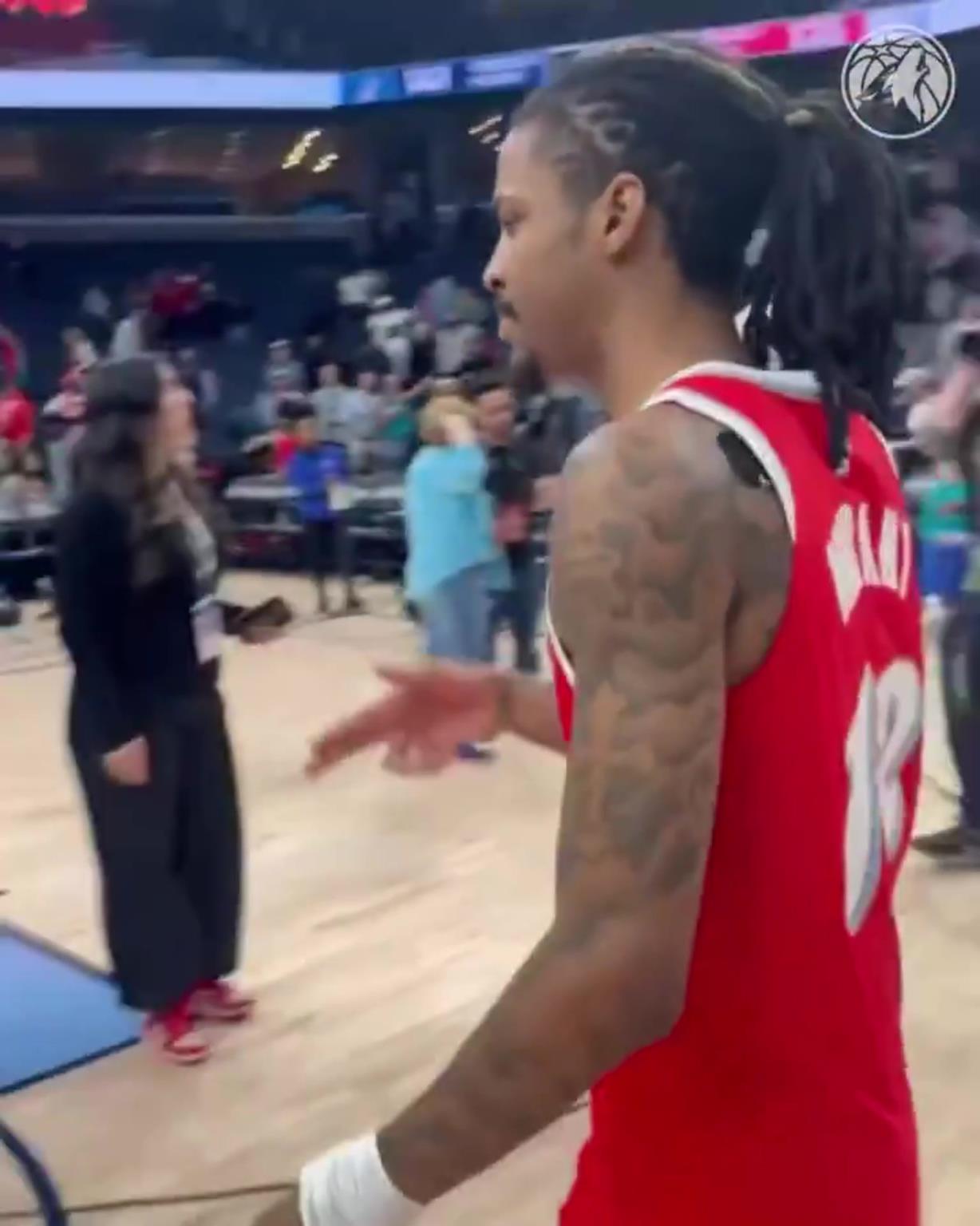 笑死！莫蘭特賽后與華子握手，竟然也是比出“手槍”的手勢(shì)