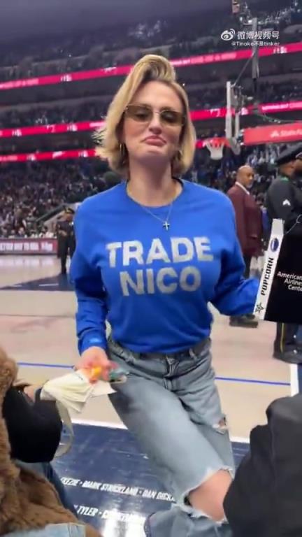 主場(chǎng)不準(zhǔn)球迷打印“解雇Nico”標(biāo)語(yǔ)，女球迷就出此下策