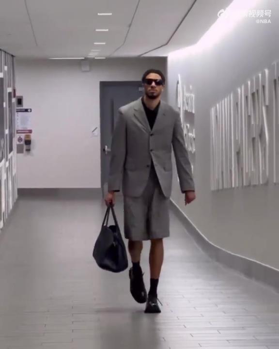 時(shí)尚潮男！哈利今日一身灰西裝短褲墨鏡搭配入場(chǎng) 腿真細(xì)！