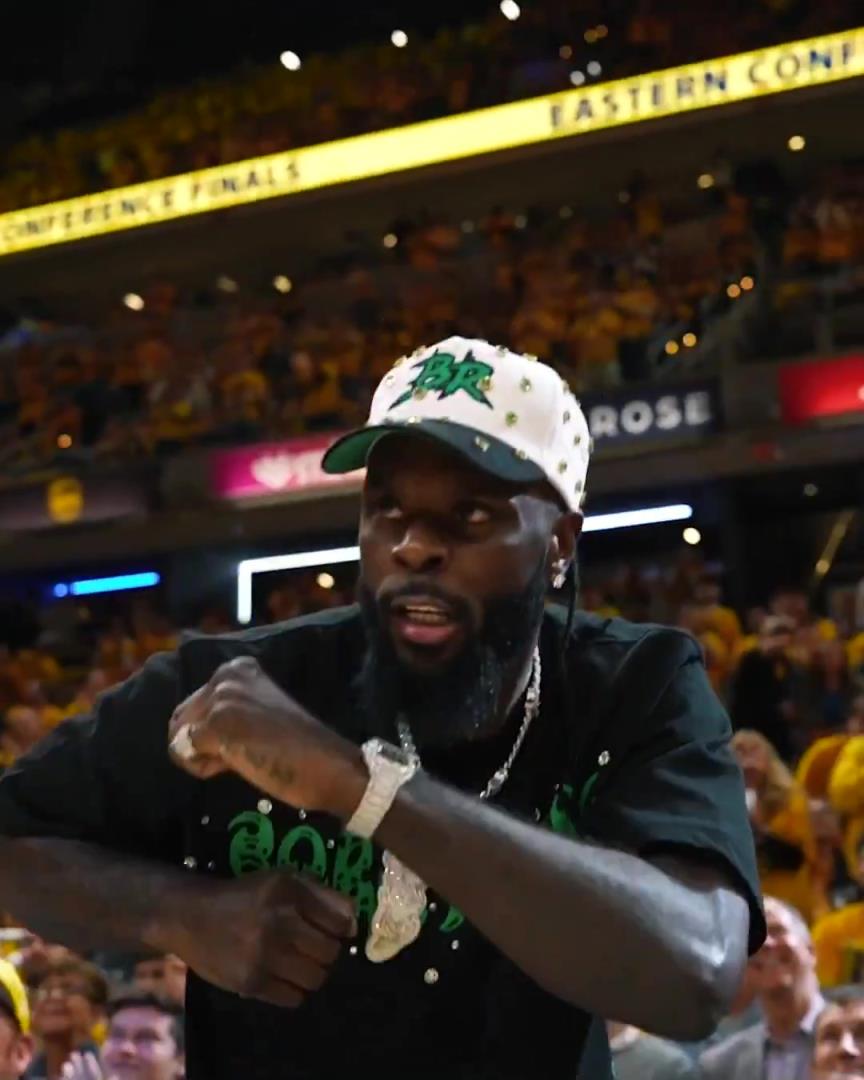 專(zhuān)業(yè)氣氛組“第一詹吹”史蒂芬森現(xiàn)身步行者主場(chǎng)觀戰(zhàn)