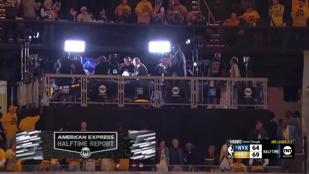 ??？轉(zhuǎn)播鏡頭給到解說看臺，奧尼爾居然抱著一個人在彎舉