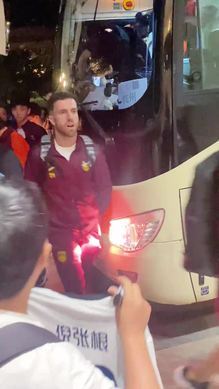 韋世豪嚇得箭步逃跑！國足深夜到酒店差點被摁在車頭不讓走