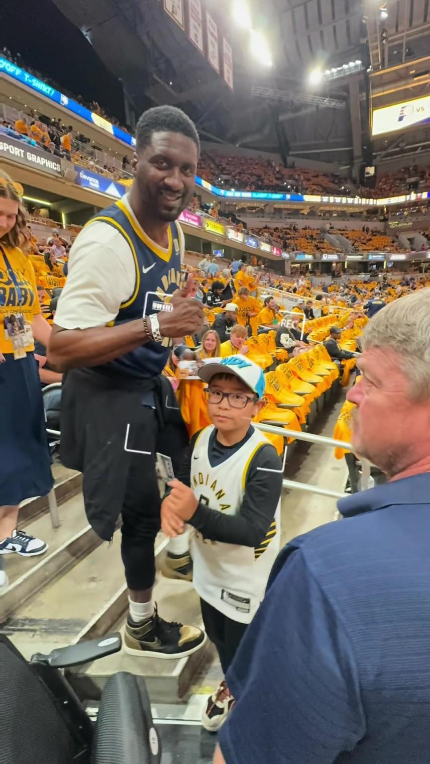 現(xiàn)在真成高圓圓了！步行者名宿希伯特現(xiàn)身主場給小球迷簽名