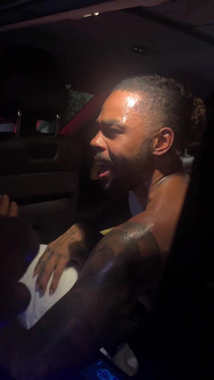 太熱情了！拉塞爾中國行坐車離開球迷們被團(tuán)團(tuán)圍住