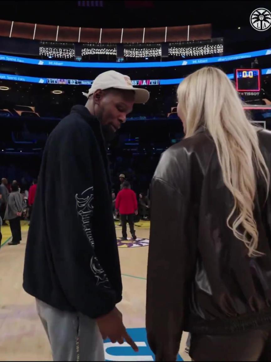 小帥這氣質(zhì)！杜蘭特與庫里教妹布林克擁抱，眼睛好像一直偷瞟布林克大長腿