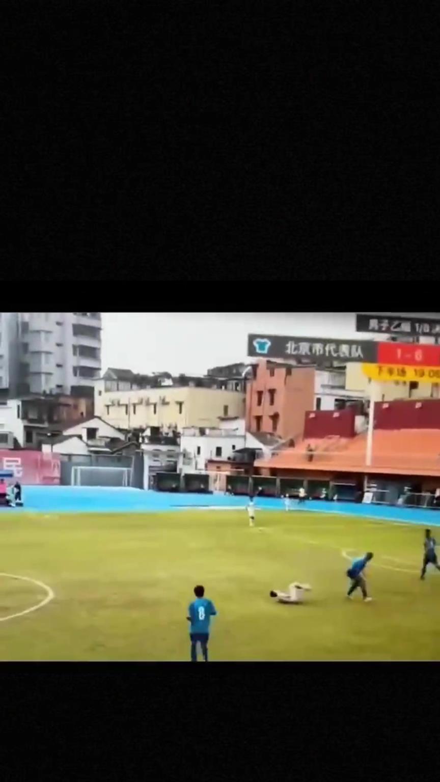 太可怕了！全運(yùn)會驚現(xiàn)殺人足球，球員將對手直接踢骨折