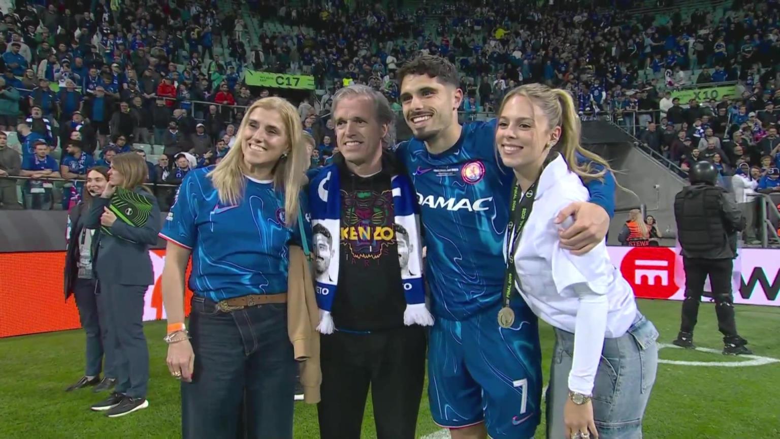 內(nèi)托好福氣！奪冠后高顏值女友來(lái)合照，身材相當(dāng)哇塞！