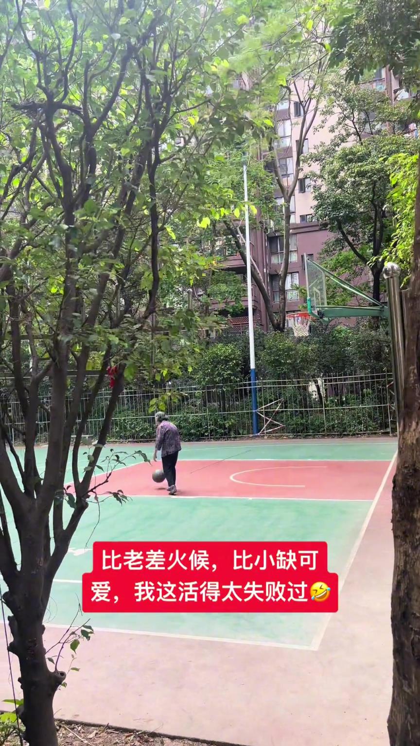 這阿婆單手一投一個(gè)準(zhǔn)，姜還是老的辣