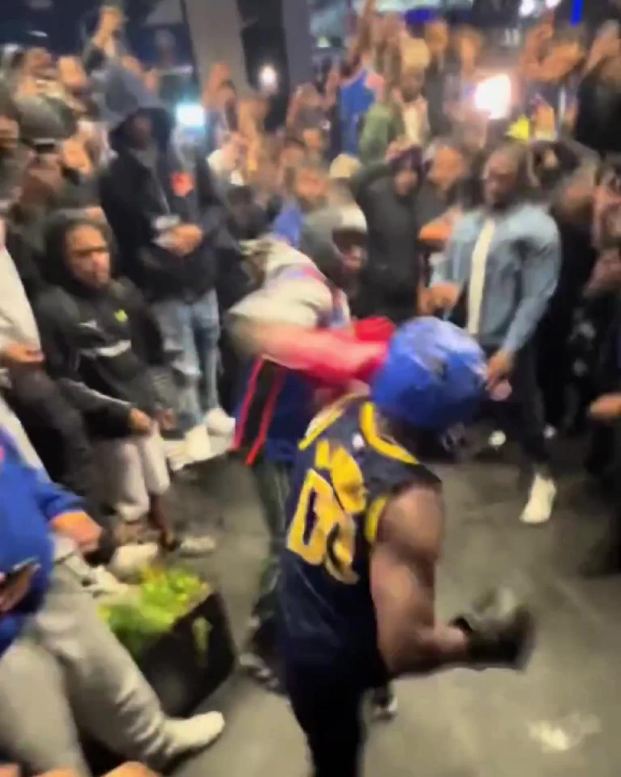 這不比場(chǎng)上好看？尼克斯&步行者球迷賽后直接1v1拳擊