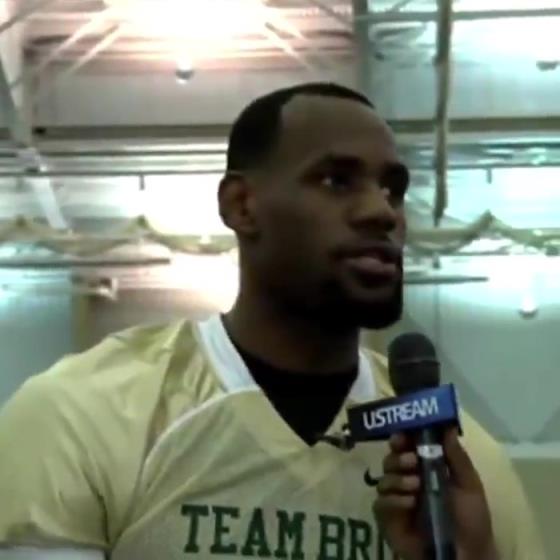 哥兩個(gè)還會(huì)這個(gè)?。?1年NBA停擺期間老詹和阿杜組隊(duì)玩橄欖球