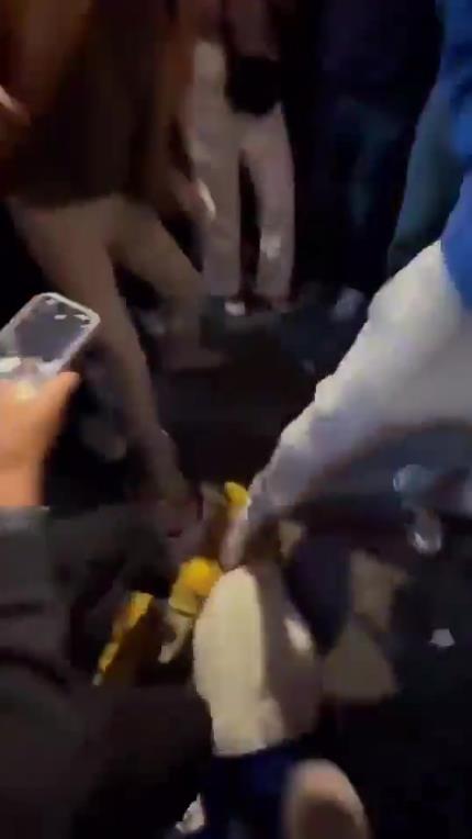 驚！尼克斯大勝步行者后，哈利伯頓遭主場(chǎng)球迷群毆