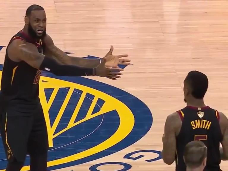 名場(chǎng)面！JR搶下關(guān)鍵籃板沒(méi)看表，老詹質(zhì)問(wèn)JR為何傳球