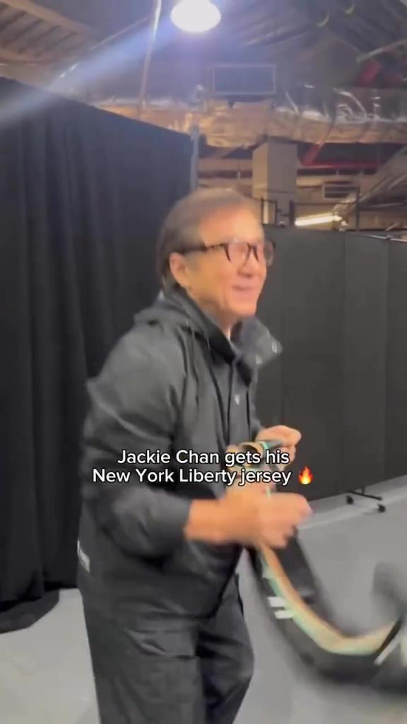 肌肉記憶！成龍這幾下空氣運球像是進了家具城