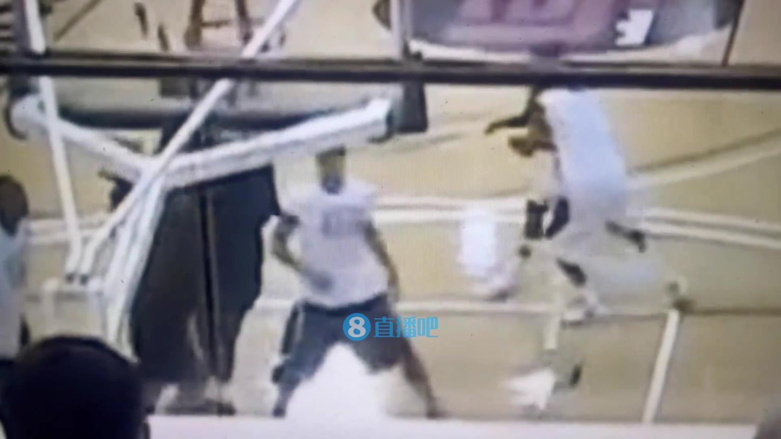 引熱議！美媒翻舊賬：當(dāng)年詹姆斯被大學(xué)生隔扣，耐克沒收了錄像帶