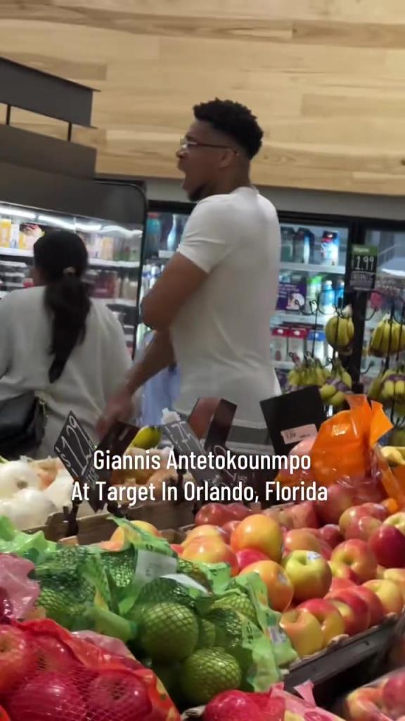 好男人?。∽帜父缭趭W蘭多度假 陪妻子一起逛超市