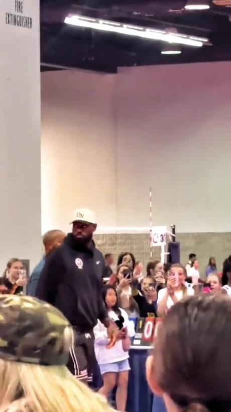 什么是巨星啊！詹姆斯現(xiàn)身排球場被小球迷包圍 這就是行走的流量