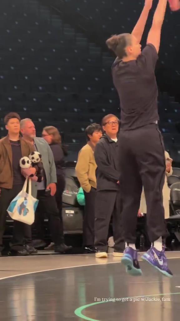 71歲成龍現(xiàn)身巴克萊中心看女籃比賽：她們投籃怎么那么準?。?！