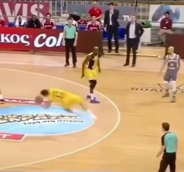 下地真快！搶斷這哥們兒多少是有點門將基礎