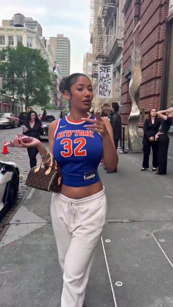 哇塞！一豐滿尼克斯女球迷身穿唐斯球衣，真是太吸引眼球了