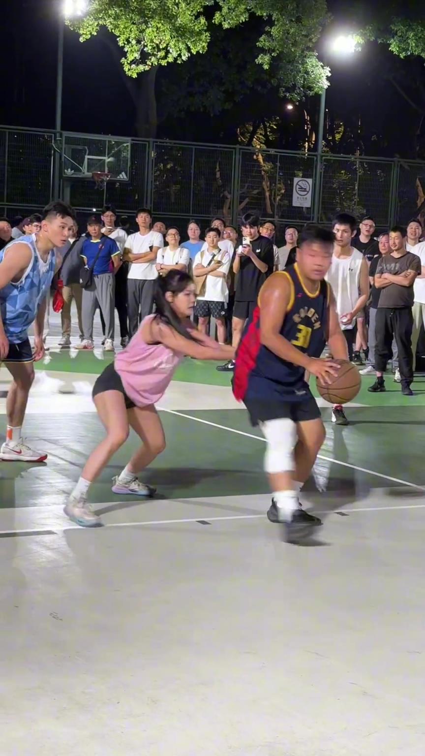 這哥們看見防自己的是女生，一個勁背打，球也不傳了