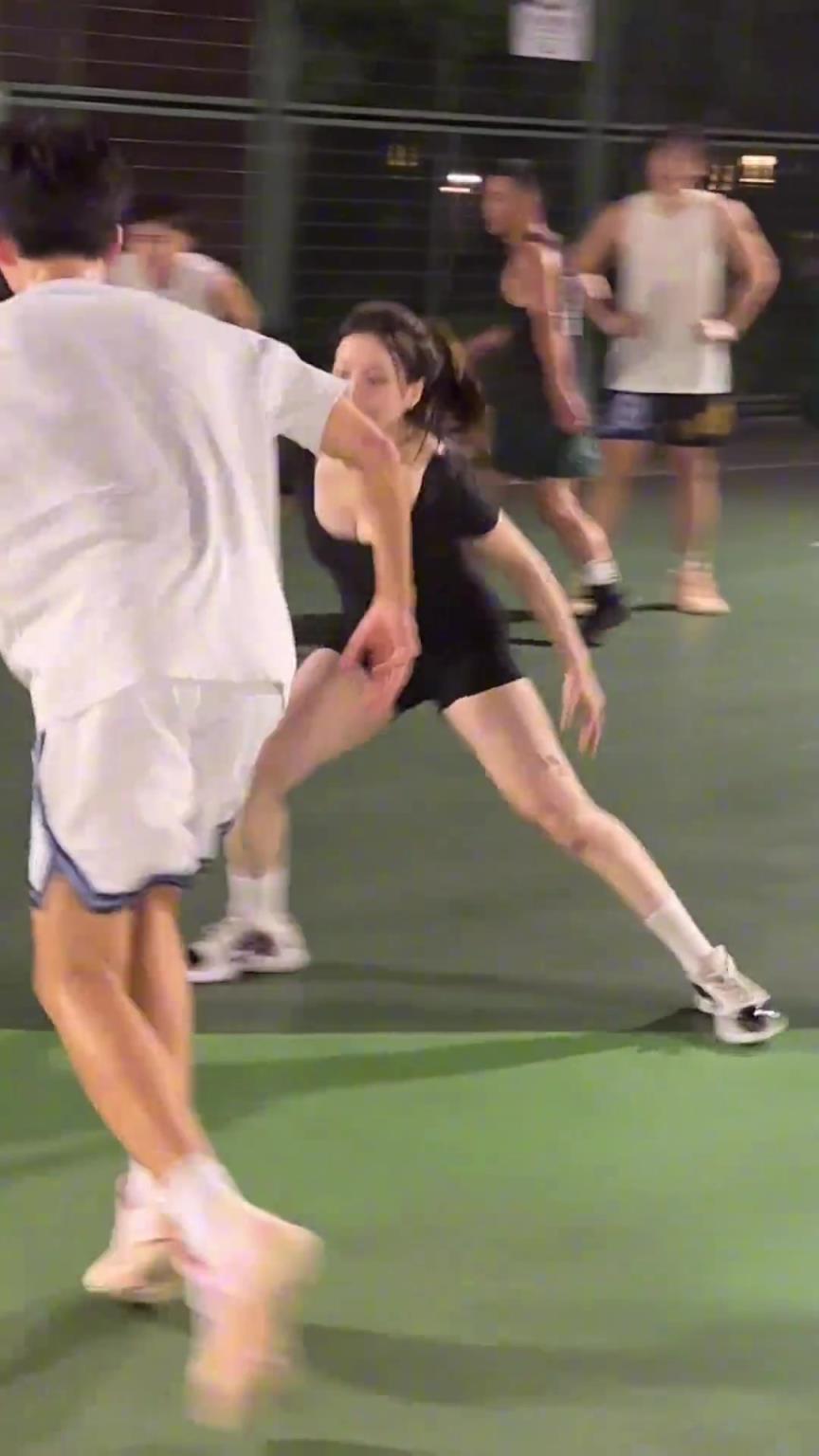 小姐姐防得真兇！瘦點的男生都拿她沒辦法